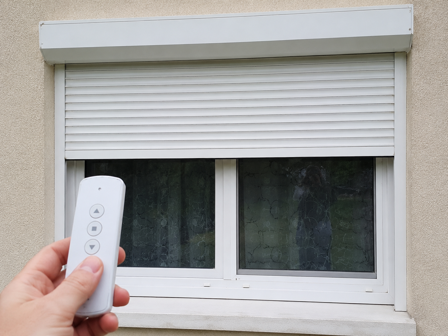 solutions, prix, réparation, remplacement et FAQ Que faire rapidement si la télécommande du volet roulant ne fonctionne plus ? Si votre télécommande volet roulant ne fonctionne plus, commencez par remplacer les piles. Utilisez une pile neuve et adaptée au modèle. Vérifiez le sens de polarité et nettoyez doucement les contacts si vous voyez de l’oxydation. Testez ensuite la télécommande près du volet. Observez le voyant de la télécommande. S’il ne s’allume pas, la télécommande peut être mal alimentée ou HS. S’il s’allume mais que le volet ne répond pas, la télécommande peut être déprogrammée, le récepteur peut être défectueux ou le volet peut être bloqué. Testez si possible une autre télécommande. Si une autre commande fonctionne, la première télécommande est probablement en cause. Si aucune commande ne fonctionne, le problème peut venir du volet, du récepteur, du moteur ou de l’alimentation électrique. Vérifiez le tableau électrique. Si plusieurs volets ne répondent plus, un disjoncteur ou une commande centralisée peut être en cause. Si un seul volet est concerné, écoutez si le moteur fait du bruit. Un bruit moteur indique que le volet reçoit peut-être l’ordre, mais qu’il peut être bloqué mécaniquement. Si la télécommande a été changée ou si la pile a été remplacée récemment, une reprogrammation télécommande volet roulant peut être nécessaire. Ne multipliez pas les manipulations au hasard : certaines séquences peuvent effacer les réglages. Si le volet reste bloqué, contactez un réparateur de volet roulant. Le professionnel pourra tester la télécommande, le récepteur, le moteur, le câblage et le tablier. Tableau des marques et modèles concernés Une panne de télécommande de volet roulant peut concerner toutes les grandes marques. Les procédures de dépannage et de programmation varient selon les fabricants. Marque ou système Télécommandes fréquentes Pannes possibles Éléments à contrôler Solution habituelle Somfy RTS, io, Situo, Telis, Keygo Piles, déprogrammation, perte de signal Télécommande, moteur, récepteur, alimentation Pile, reprogrammation, remplacement commande Bubendorff Télécommande radio Bubendorff Commande HS, perte association, moteur spécifique Référence volet, télécommande, alimentation Reprogrammation ou télécommande compatible Simu Télécommande radio Simu Piles, récepteur, moteur radio Télécommande, récepteur, moteur Reprogrammation ou module neuf Nice Télécommande radio Nice Signal faible, récepteur, commande Pile, fréquence, récepteur Programmation ou remplacement Profalux Télécommande radio, solaire Batterie, télécommande, récepteur Pile, batterie volet, panneau solaire Pile, batterie ou reprogrammation Delta Dore Commande domotique, télécommande radio Module, box, scénario, perte réseau Application, box, module, télécommande Réglage domotique ou module Cherubini Télécommande moteur radio Déprogrammation, fin de course, récepteur Télécommande, moteur, alimentation Reprogrammation Becker Commande radio ou filaire Télécommande, récepteur, moteur Signal, moteur, réglage Diagnostic et programmation Volet roulant solaire Télécommande radio + batterie Batterie faible, panneau sale, télécommande Pile, batterie, panneau, moteur Test batterie + commande Commande centralisée Télécommande multicanal, box Scénario, perte groupe, module Canaux, programmation, alimentation Reconfiguration complète Ce tableau montre que le dépannage dépend de la marque. Une télécommande Somfy RTS ne se programme pas comme une télécommande Somfy io. Une télécommande Bubendorff peut nécessiter une référence précise. Un volet solaire peut ne pas répondre à cause de sa batterie, même si la télécommande fonctionne. Lorsque vous contactez un professionnel, indiquez la marque visible sur la télécommande, le modèle du volet, le nombre de volets concernés, le voyant de la télécommande et les circonstances de la panne. Tableau des pannes et dépannages possibles Symptôme Cause probable Dépannage possible Urgence Voyant télécommande éteint Pile vide, mauvais contact, télécommande HS Remplacement pile, nettoyage contacts, commande neuve Faible Voyant allumé mais volet immobile Déprogrammation, récepteur, moteur, blocage Reprogrammation, diagnostic récepteur et moteur Moyenne Volet répond seulement de près Pile faible, portée radio, interférences Pile neuve, test signal, contrôle récepteur Faible à moyenne Un seul volet ne répond plus Récepteur, moteur, programmation du volet Diagnostic local, reprogrammation Moyenne Tous les volets ne répondent plus Télécommande générale, disjoncteur, box, module Contrôle alimentation, commande centralisée Moyenne Télécommande fonctionne dans un sens Bouton usé, fin de course, moteur Test commande, moteur, réglage Moyenne Volet fait du bruit mais ne bouge pas Tablier bloqué, attaches cassées Déblocage mécanique, réparation tablier Élevée Panne après coupure de courant Perte programmation, disjoncteur Reprogrammation, contrôle alimentation Moyenne Volet solaire ne répond plus Batterie faible, panneau, télécommande Test pile, batterie, panneau Moyenne Application fonctionne mais pas télécommande Télécommande HS ou déprogrammée Reprogrammation ou remplacement commande Faible à moyenne Ce tableau permet d’éviter les erreurs de diagnostic. Si le voyant ne s’allume pas, commencez par la pile. Si le voyant s’allume mais que le volet ne bouge pas, il faut vérifier la programmation, le récepteur et le moteur. Si le moteur fait du bruit, le problème n’est probablement pas la télécommande seule. Tableau des prix de dépannage et remplacement Le prix d’un dépannage de télécommande volet roulant dépend de la marque, du type de télécommande, de la programmation nécessaire, du nombre de volets et de l’état du moteur ou du récepteur. Intervention Prix estimatif Ce qui est généralement inclus Quand l’envisager ? Diagnostic télécommande volet roulant 70 à 150 € Déplacement, test commande, recherche panne Cause inconnue Remplacement pile télécommande 10 à 40 € Pile neuve, contrôle simple Voyant faible ou éteint Nettoyage contacts télécommande 30 à 80 € Nettoyage léger, vérification boîtier Contacts oxydés Reprogrammation télécommande 70 à 150 € Association commande/moteur, test Télécommande déprogrammée Programmation télécommande multicanal 90 à 200 € Réglage canaux, groupes, test volets Commande centralisée Remplacement télécommande simple 60 à 180 € Fourniture, programmation selon modèle Télécommande HS Remplacement télécommande spécifique 120 à 300 € Commande marque spécifique, association Modèle Bubendorff, io, solaire ou autre Remplacement récepteur radio 120 à 300 € Module, pose, programmation Récepteur défectueux Diagnostic moteur associé 90 à 200 € Test moteur, alimentation, commande Volet ne répond pas malgré commande Remplacement interrupteur radio/mural 90 à 200 € Pièce, pose, test Commande murale défectueuse Déblocage tablier 90 à 250 € Réalignement, contrôle coulisses, test Volet bloqué malgré ordre Remplacement moteur radio 300 à 650 € Moteur, pose, programmation Récepteur intégré ou moteur HS Intervention urgente Variable, souvent majorée Déplacement rapide, mise en sécurité Volet bloqué ouvert ou fermé Ces prix sont indicatifs. Une pile ou une reprogrammation coûte beaucoup moins cher qu’un moteur neuf. C’est pourquoi il faut commencer par les vérifications simples. Un devis doit préciser la pièce, la programmation, la main-d’œuvre, le déplacement et la garantie. Réparer, reprogrammer ou remplacer la télécommande ? Situation Réparer / régler Reprogrammer Remplacer Pourquoi ? Pile faible Oui Non Non Solution simple Contacts oxydés Oui parfois Non Si boîtier abîmé Mauvais contact électrique Télécommande déprogrammée Non Oui Non si commande saine Association perdue Bouton usé Non Non Oui souvent Contact interne défectueux Boîtier cassé Non Non Oui Commande fragilisée Télécommande tombée dans l’eau Peu fiable Non Souvent oui Circuit endommagé Perte de portée Oui avec pile Parfois Si émetteur faible Signal insuffisant Récepteur HS Non Non Non côté télécommande Module ou moteur à réparer Moteur ne reçoit plus rien Selon diagnostic Parfois Selon cause Récepteur ou moteur possible Volet bloqué mécaniquement Non Non Non Réparer le tablier Il faut remplacer la télécommande uniquement lorsqu’elle est vraiment HS, incompatible, cassée ou impossible à reprogrammer. Une télécommande déprogrammée peut souvent être récupérée. Une pile faible se corrige immédiatement. Un récepteur défectueux, en revanche, ne sera pas réparé par une télécommande neuve. Comment reprogrammer une télécommande de volet roulant ? La reprogrammation d’une télécommande de volet roulant dépend de la marque et du modèle. En général, il faut mettre le moteur en mode programmation, associer la télécommande, valider les commandes puis tester la montée, la descente et l’arrêt. Sur certains systèmes, il faut couper l’alimentation du volet quelques secondes avant de lancer la procédure. Sur d’autres, un bouton de programmation au dos de la télécommande suffit. Sur une télécommande multicanal, il faut aussi vérifier le canal sélectionné. Le volet peut ne pas répondre simplement parce que vous êtes sur le mauvais canal ou le mauvais groupe. C’est fréquent avec les commandes centralisées qui pilotent plusieurs volets. Sur un moteur radio, la procédure peut aussi modifier les fins de course. Il faut donc faire attention à ne pas dérégler les positions haute et basse. Si le volet commence à s’arrêter au mauvais endroit après programmation, un réglage de fin de course peut être nécessaire. Sur les volets connectés, la télécommande peut être liée à une box domotique. Dans ce cas, il faut vérifier l’application, la connexion, le module et les scénarios. Parfois, la télécommande fonctionne, mais l’application ne fonctionne plus. Parfois, c’est l’inverse. Si vous n’avez pas la notice, si vous ne connaissez pas la marque ou si plusieurs volets sont programmés ensemble, il vaut mieux faire appel à un spécialiste. Une mauvaise manipulation peut effacer les commandes existantes. Quel spécialiste appeler pour une télécommande de volet roulant en panne ? Pour une télécommande de volet roulant qui ne fonctionne plus, vous pouvez appeler un réparateur de volets roulants, un storiste, un spécialiste motorisation, un électricien ou une entreprise de dépannage volet roulant électrique. Le bon professionnel dépend du problème. Si la panne concerne une pile, une programmation, une télécommande radio ou un récepteur, un spécialiste volet roulant sera souvent le plus adapté. Si la panne concerne l’alimentation, le disjoncteur, le câblage ou un module électrique, un électricien peut intervenir. Pour les marques comme Somfy, Bubendorff, Simu, Nice, Profalux ou les systèmes domotiques Delta Dore, il est préférable de choisir un technicien habitué à ces équipements. Les procédures de programmation ne sont pas toutes identiques. Un bon professionnel doit demander la marque de la télécommande, le nombre de volets concernés, le type de motorisation, le symptôme exact, la présence d’un voyant, la date du changement de pile et si la panne est apparue après une coupure de courant. Comment éviter une nouvelle panne de télécommande ? Pour éviter une nouvelle panne de télécommande volet roulant, il faut d’abord remplacer les piles dès les premiers signes de faiblesse. Si la portée diminue ou si le volet répond mal, n’attendez pas que la pile soit complètement vide. Protégez la télécommande de l’humidité, des chocs et de la chaleur. Une télécommande laissée près d’une fenêtre humide, dans une salle de bain ou en plein soleil peut s’abîmer plus vite. Évitez aussi de la faire tomber, car le circuit interne peut être fragile. Ne multipliez pas les manipulations de programmation sans notice. Une mauvaise séquence peut déprogrammer la commande ou modifier les réglages. Gardez les notices et les références des moteurs ou des télécommandes lorsque c’est possible. Sur une installation avec plusieurs volets, notez les canaux et les groupes. Cela évite les confusions avec les télécommandes multicanaux. Si vous avez une box domotique, vérifiez régulièrement que les scénarios et modules fonctionnent correctement. Enfin, entretenez le volet lui-même. Une télécommande peut sembler en panne si le tablier bloque ou si le moteur force. Des coulisses propres, des lames en bon état et des fins de course bien réglées évitent de nombreuses fausses pannes de commande. FAQ : télécommande volet roulant ne fonctionne plus Pourquoi ma télécommande de volet roulant ne fonctionne plus ? Une télécommande de volet roulant ne fonctionne plus à cause de piles usées, de contacts oxydés, d’une déprogrammation, d’une télécommande cassée, d’un récepteur radio HS, d’un problème d’alimentation, d’interférences ou d’un volet bloqué. Que faire en premier si la télécommande ne répond plus ? Commencez par remplacer les piles, vérifier le voyant, tester la télécommande près du volet, contrôler le disjoncteur et essayer une autre commande si vous en avez une. Pourquoi le voyant s’allume mais le volet ne bouge pas ? Le voyant peut s’allumer même si le signal n’est pas reconnu. La télécommande peut être déprogrammée, le récepteur peut être HS, le moteur peut ne plus être alimenté ou le volet peut être bloqué mécaniquement. Pourquoi le voyant de la télécommande ne s’allume plus ? Le voyant éteint indique souvent une pile vide, une pile mal placée, des contacts oxydés ou une télécommande HS. Faut-il reprogrammer une télécommande après changement de pile ? Pas toujours. Beaucoup de télécommandes gardent leur programmation. Mais certains modèles ou certaines situations peuvent nécessiter une reprogrammation après remplacement de pile ou coupure d’alimentation. Comment savoir si la télécommande est HS ? Si les piles sont neuves, que les contacts sont propres, que le voyant ne fonctionne pas ou que la télécommande ne pilote plus aucun volet, elle peut être HS. Un test avec une autre télécommande aide à confirmer. Comment savoir si le problème vient du moteur ? Si la télécommande fonctionne, que le moteur est alimenté mais que le volet ne répond pas, le moteur ou le récepteur peut être en cause. Si le moteur fait du bruit mais que le volet ne bouge pas, le problème peut être mécanique. Pourquoi mon volet répond seulement quand je suis très proche ? La pile peut être faible, le signal radio peut être perturbé, le récepteur peut être mal placé ou fatigué, ou des interférences peuvent limiter la portée. Une coupure de courant peut-elle déprogrammer la télécommande ? Oui, sur certaines installations radio, connectées ou centralisées. Après une coupure, une reprogrammation peut parfois être nécessaire. Peut-on remplacer une télécommande par une universelle ? Parfois, mais pas toujours. Il faut que la télécommande soit compatible avec la marque, la fréquence et le protocole radio du moteur. Certaines marques nécessitent une télécommande spécifique. Combien coûte une télécommande de volet roulant ? Une télécommande simple coûte souvent entre 60 et 180 € avec programmation selon le modèle. Une télécommande spécifique, multicanal ou de marque particulière peut coûter entre 120 et 300 €. Combien coûte une reprogrammation de télécommande ? Une reprogrammation de télécommande volet roulant coûte généralement entre 70 et 150 €, selon la marque, le nombre de volets et la complexité de l’installation. Pourquoi une seule télécommande ne fonctionne plus ? Si les autres commandes fonctionnent, la télécommande concernée peut avoir des piles faibles, être déprogrammée ou être HS. Pourquoi un seul volet ne répond plus ? Si un seul volet ne répond plus, le problème peut venir de son récepteur, de son moteur, de sa programmation, de son alimentation ou d’un blocage mécanique. Pourquoi tous mes volets ne répondent plus ? Si tous les volets ne répondent plus, vérifiez la télécommande générale, le disjoncteur, la commande centralisée, la box domotique ou le module radio. Une télécommande peut-elle fonctionner dans un seul sens ? Oui, si un bouton est usé. Mais le problème peut aussi venir du moteur, du récepteur ou d’une fin de course. Il faut tester avant de remplacer. Qui appeler pour reprogrammer une télécommande de volet roulant ? Appelez un réparateur de volets roulants, un storiste, un spécialiste motorisation ou un électricien selon le type de panne et la marque. Une télécommande peut-elle tomber en panne après humidité ? Oui. L’humidité peut oxyder les contacts et endommager le circuit électronique. Une télécommande tombée dans l’eau doit souvent être remplacée. Pourquoi mon volet solaire ne répond plus à la télécommande ? Un volet roulant solaire peut ne plus répondre à cause de la pile de télécommande, de la batterie du volet, du panneau solaire, du récepteur ou du moteur. Faut-il remplacer le moteur si la télécommande ne fonctionne plus ? Pas forcément. Il faut d’abord tester la pile, la télécommande, la programmation, le récepteur et l’alimentation. Le moteur n’est à remplacer que s’il est réellement défectueux. Conclusion : vérifier la télécommande avant de remplacer le moteur Une télécommande volet roulant ne fonctionne plus pour plusieurs raisons : piles faibles, contacts oxydés, télécommande déprogrammée, télécommande HS, récepteur radio défectueux, coupure électrique, interférences, problème de portée, volet bloqué ou moteur en panne. Le bon diagnostic permet d’éviter un remplacement inutile. Dans la majorité des cas, il faut commencer par les vérifications simples : pile neuve, voyant, disjoncteur, autre commande, test de proximité et bruit du moteur. Si la télécommande est déprogrammée, une reprogrammation peut suffire. Si elle est cassée, il faut la remplacer par un modèle compatible. Si le récepteur ou le moteur est en cause, un diagnostic plus complet est nécessaire. Pour retrouver un volet roulant fonctionnel rapidement, il est recommandé de faire appel à un spécialiste du dépannage de télécommande volet roulant. Un professionnel pourra tester la commande, reprogrammer le volet, remplacer la télécommande compatible, vérifier le récepteur et s’assurer que le moteur et le tablier fonctionnent correctement.